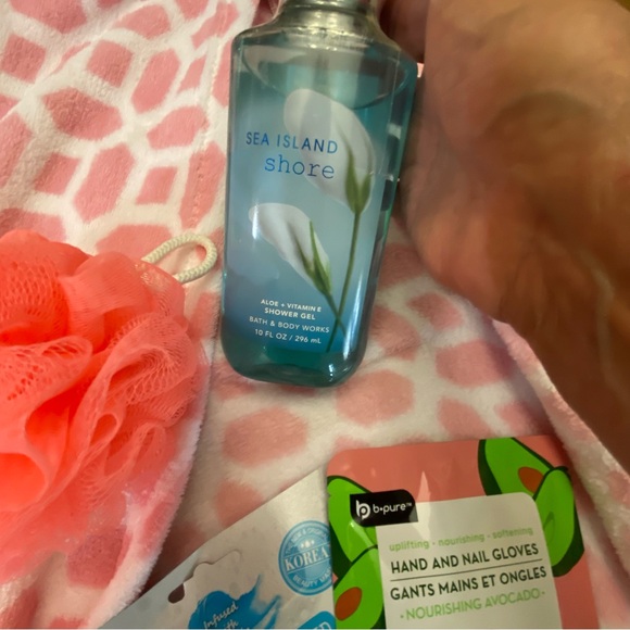 Mini spa day, bath wrap, shower gel, hand and face mask. - Picture 3 of 5
